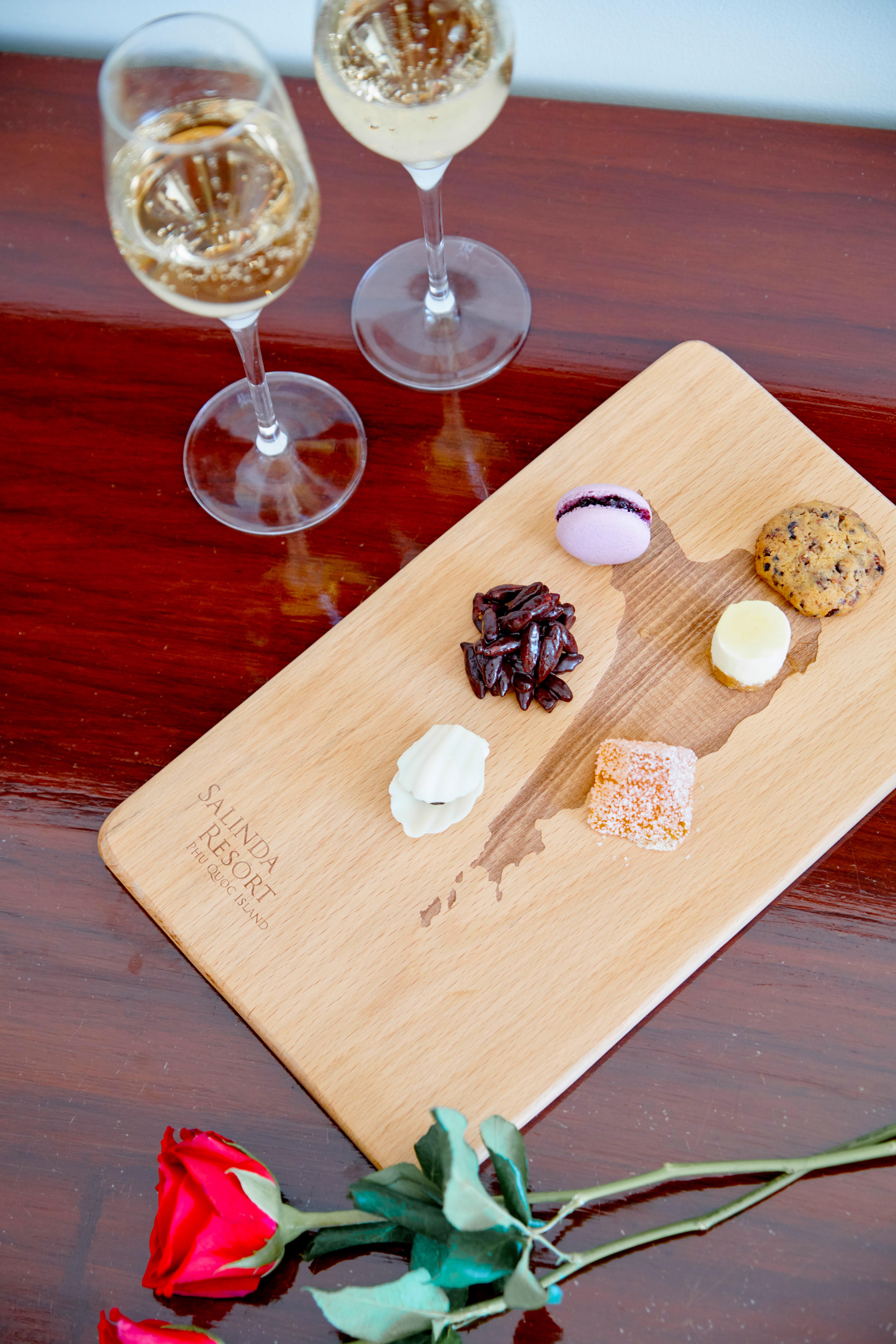 Salinda Resort Phu Quoc - Sparkling Wine Breakfast Exterior foto A selection of desserts at the restaurant