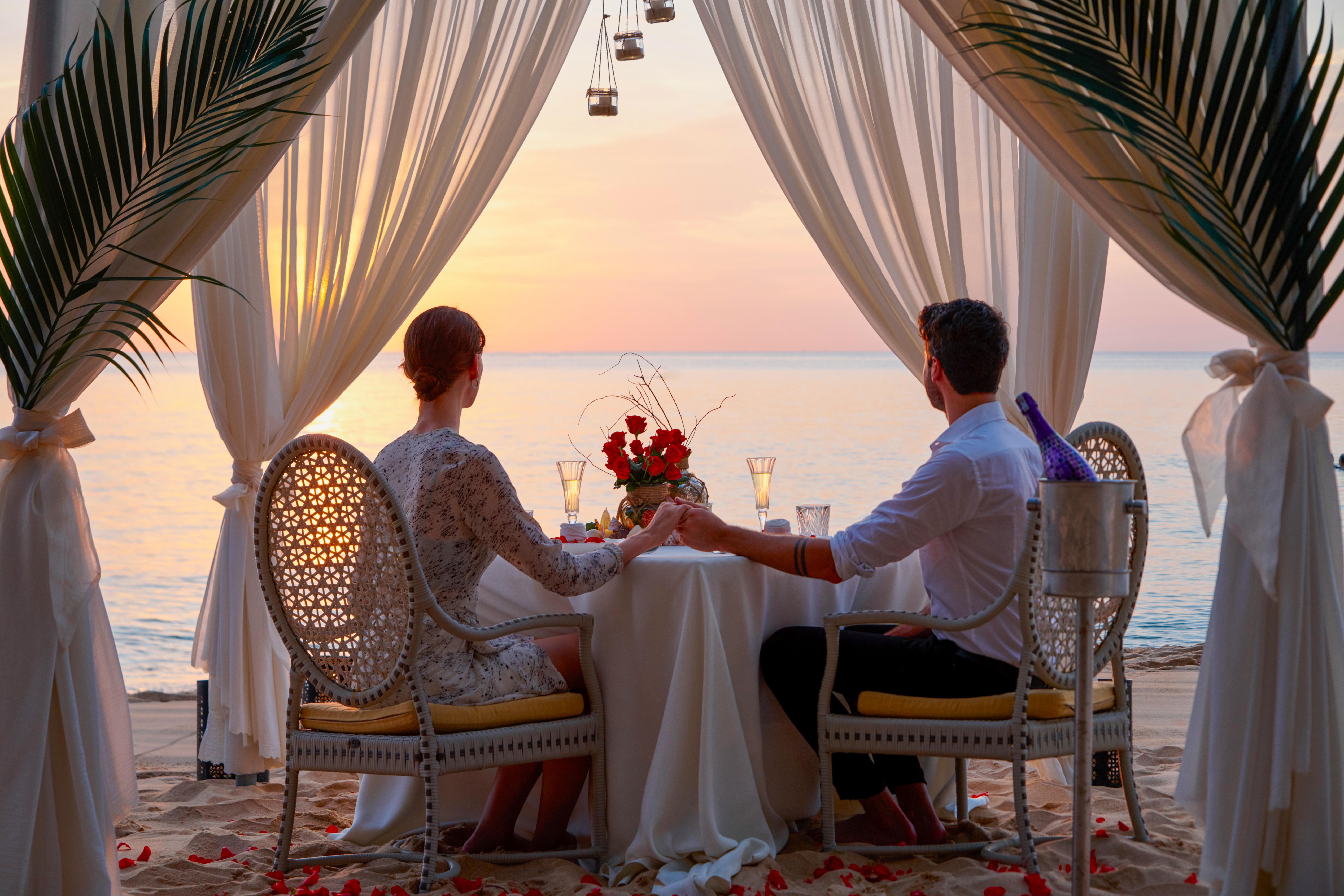 Salinda Resort Phu Quoc - Sparkling Wine Breakfast Exterior foto A couple dining at a resort