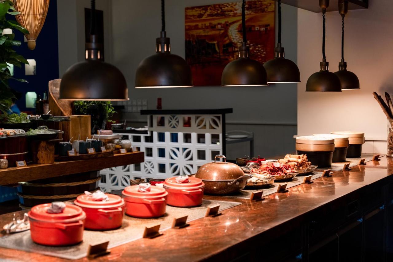 Salinda Resort Phu Quoc - Sparkling Wine Breakfast Exterior foto A buffet at a restaurant